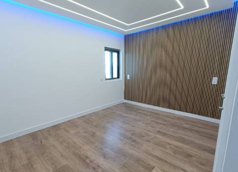 Apartamento T2 Renovado na Primeira Linha de Mar - Quarteira