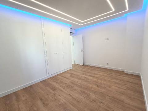 Apartamento T2 Renovado na Primeira Linha de Mar - Quarteira