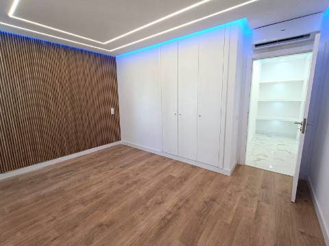Apartamento T2 Renovado na Primeira Linha de Mar - Quarteira