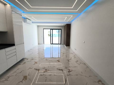 Apartamento T2 Renovado na Primeira Linha de Mar - Quarteira