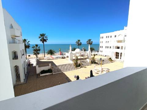 Apartamento T2 Renovado na Primeira Linha de Mar - Quarteira