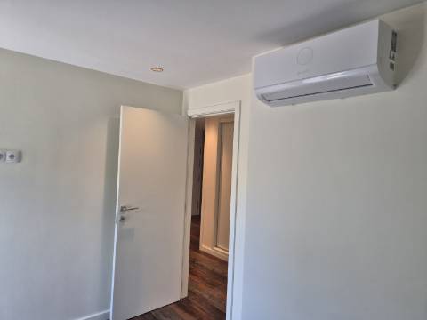 Magnífico Apartamento T3 Totalmente Renovado em Monte Gordo - Oportunidade Única!