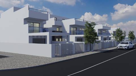 Moradia T3+2 com Piscina a Apenas 500 Metros da Praia da Lota