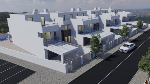 Moradia T3+2 com Piscina a Apenas 500 Metros da Praia da Lota