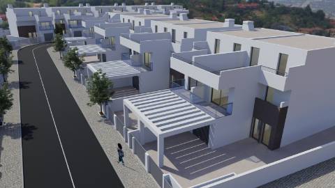Moradia T3+2 com Piscina a Apenas 500 Metros da Praia da Lota