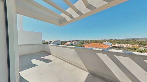 Moradia de Luxo com 4 Quartos, Piscina e Acabamentos Premium - Perto da Praia
