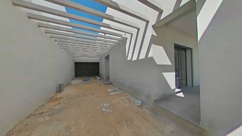 Moradia de Luxo com 4 Quartos, Piscina e Acabamentos Premium - Perto da Praia
