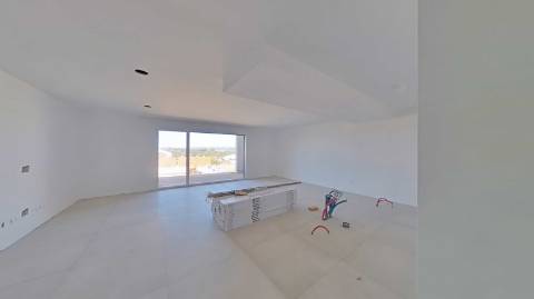 Moradia de Luxo com 4 Quartos, Piscina e Acabamentos Premium - Perto da Praia
