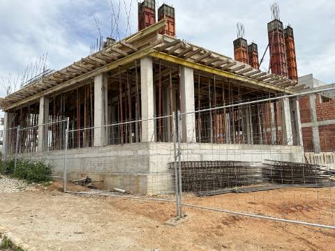 Moradia de Luxo com 4 Quartos, Piscina e Acabamentos Premium - Perto da Praia
