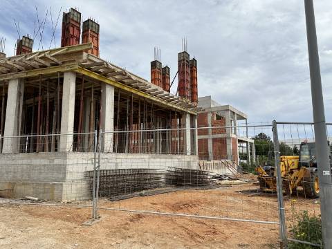 Moradia de Luxo com 4 Quartos, Piscina e Acabamentos Premium - Perto da Praia
