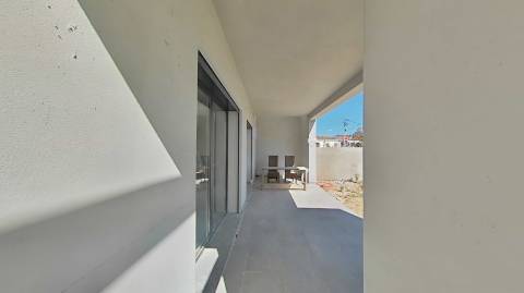 Moradia de Luxo com 4 Quartos, Piscina e Acabamentos Premium - Perto da Praia
