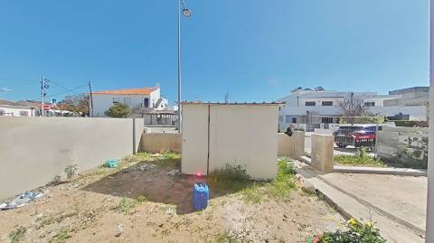 Moradia de Luxo com 4 Quartos, Piscina e Acabamentos Premium - Perto da Praia
