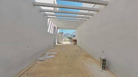 Moradia de Luxo com 4 Quartos, Piscina e Acabamentos Premium - Perto da Praia
