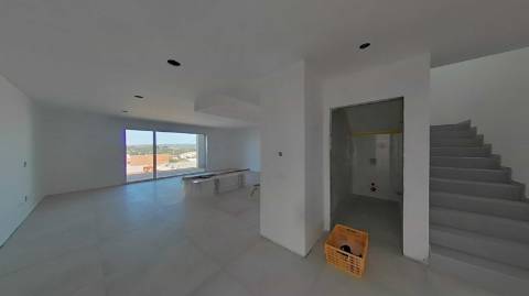 Moradia de Luxo com 4 Quartos, Piscina e Acabamentos Premium - Perto da Praia
