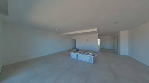 Moradia de Luxo com 4 Quartos, Piscina e Acabamentos Premium - Perto da Praia
