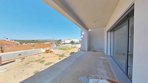 Moradia de Luxo com 4 Quartos, Piscina e Acabamentos Premium - Perto da Praia
