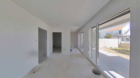 Moradia de Luxo com 4 Quartos, Piscina e Acabamentos Premium - Perto da Praia
