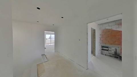 Moradia de Luxo com 4 Quartos, Piscina e Acabamentos Premium - Perto da Praia
