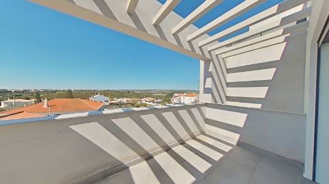 Moradia de Luxo com 4 Quartos, Piscina e Acabamentos Premium - Perto da Praia
