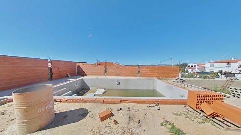 Moradia de Luxo com 4 Quartos, Piscina e Acabamentos Premium - Perto da Praia
