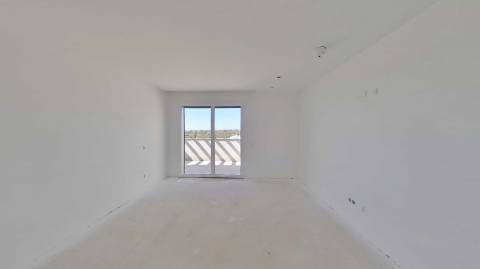 Moradia de Luxo com 4 Quartos, Piscina e Acabamentos Premium - Perto da Praia
