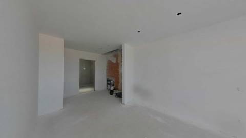 Moradia de Luxo com 4 Quartos, Piscina e Acabamentos Premium - Perto da Praia
