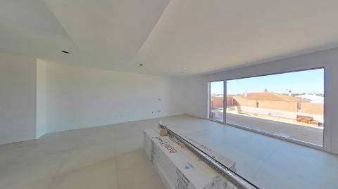 Moradia de Luxo com 4 Quartos, Piscina e Acabamentos Premium - Perto da Praia
