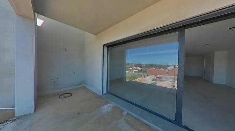 Moradia de Luxo com 4 Quartos, Piscina e Acabamentos Premium - Perto da Praia
