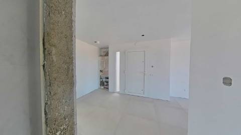 Moradia de Luxo com 4 Quartos, Piscina e Acabamentos Premium - Perto da Praia
