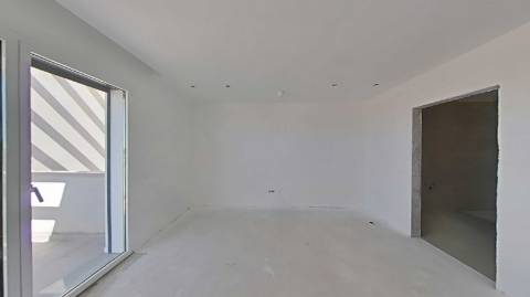 Moradia de Luxo com 4 Quartos, Piscina e Acabamentos Premium - Perto da Praia
