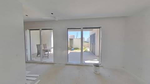 Moradia de Luxo com 4 Quartos, Piscina e Acabamentos Premium - Perto da Praia
