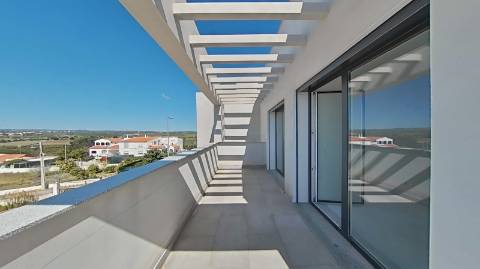 Moradia de Luxo com 4 Quartos, Piscina e Acabamentos Premium - Perto da Praia
