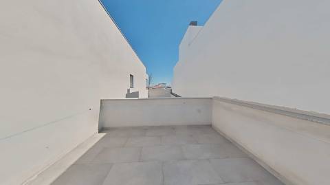 Moradia de Luxo com 4 Quartos, Piscina e Acabamentos Premium - Perto da Praia
