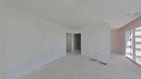 Moradia de Luxo com 4 Quartos, Piscina e Acabamentos Premium - Perto da Praia
