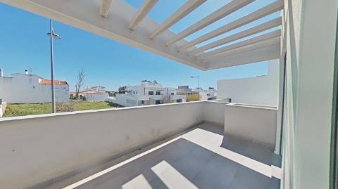 Moradia de Luxo com 4 Quartos, Piscina e Acabamentos Premium - Perto da Praia
