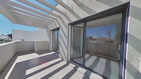 Moradia de Luxo com 4 Quartos, Piscina e Acabamentos Premium - Perto da Praia
