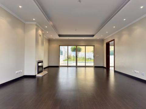 Moradia moderna T4 com 315 mt2 com piscina e cave!