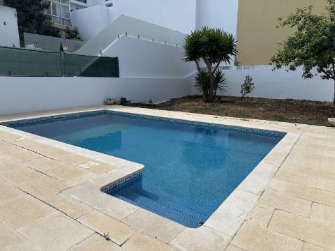 Moradia moderna T4 com 315 mt2 com piscina e cave!