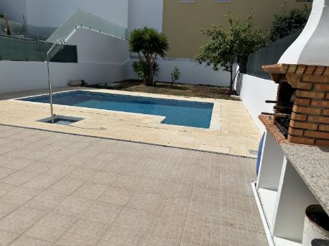 Moradia moderna T4 com 315 mt2 com piscina e cave!