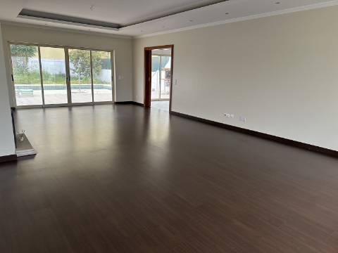 Moradia moderna T4 com 315 mt2 com piscina e cave!