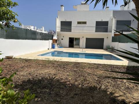 Moradia moderna T4 com 315 mt2 com piscina e cave!