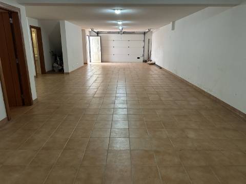 Moradia moderna T4 com 315 mt2 com piscina e cave!