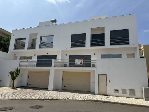 Moradia moderna T4 com 315 mt2 com piscina e cave!