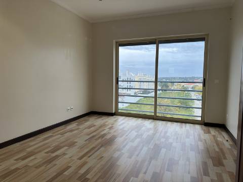 Moradia moderna T4 com 315 mt2 com piscina e cave!