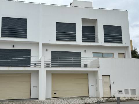 Moradia moderna T4 com 315 mt2 com piscina e cave!