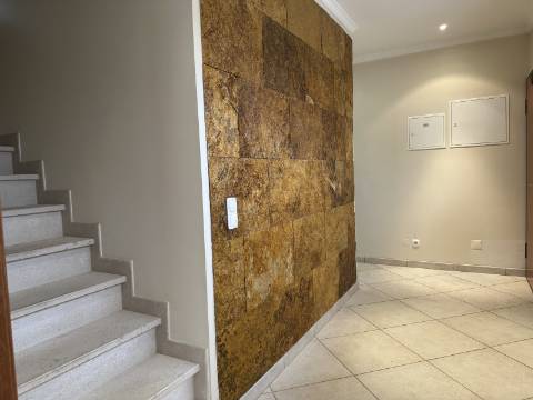 Moradia moderna T4 com 315 mt2 com piscina e cave!