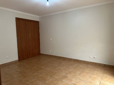 Moradia moderna T4 com 315 mt2 com piscina e cave!
