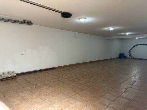 Moradia moderna T4 com 315 mt2 com piscina e cave!