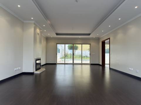 Moradia moderna T4 com 315 mt2 com piscina e cave!