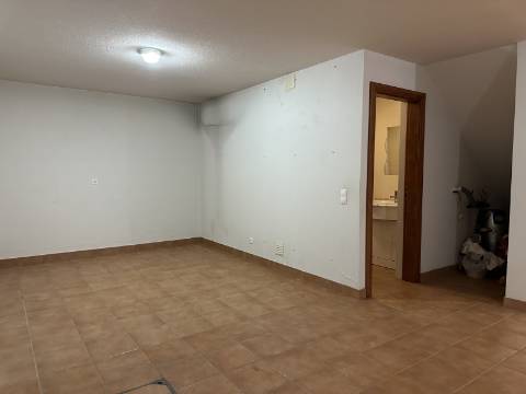 Moradia moderna T4 com 315 mt2 com piscina e cave!